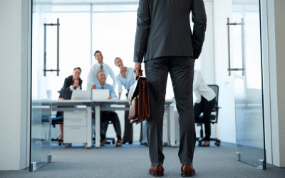 Pourquoi certaines personnes captent l’attention dès qu’elles entrent quelque part