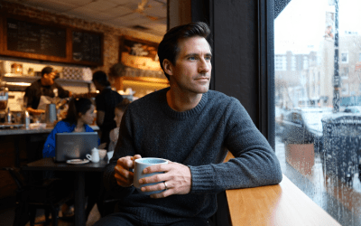 Comment j&rsquo;ai découvert la puissance du silence fertile dans un café bondé