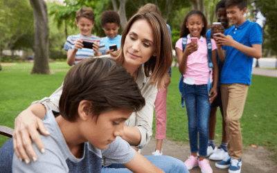 Que faire quand votre enfant se retrouve isolé à cause de votre refus du smartphone