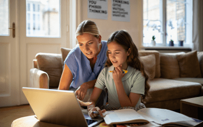 Comment développer l&rsquo;esprit critique de votre enfant face aux écrans (avant qu&rsquo;il ne gobe tout ce qu&rsquo;il voit)