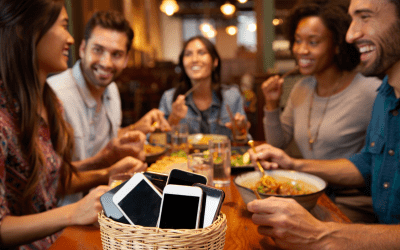 Comment j’ai sauvé mes amitiés en bannissant les téléphones de la table